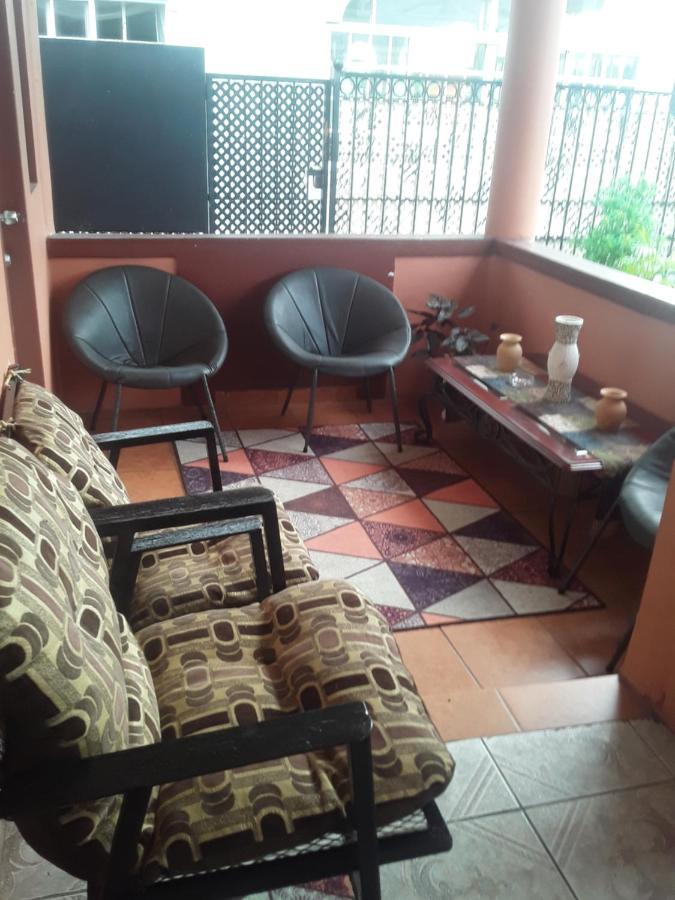 Derick'S Inn Piarco Экстерьер фото